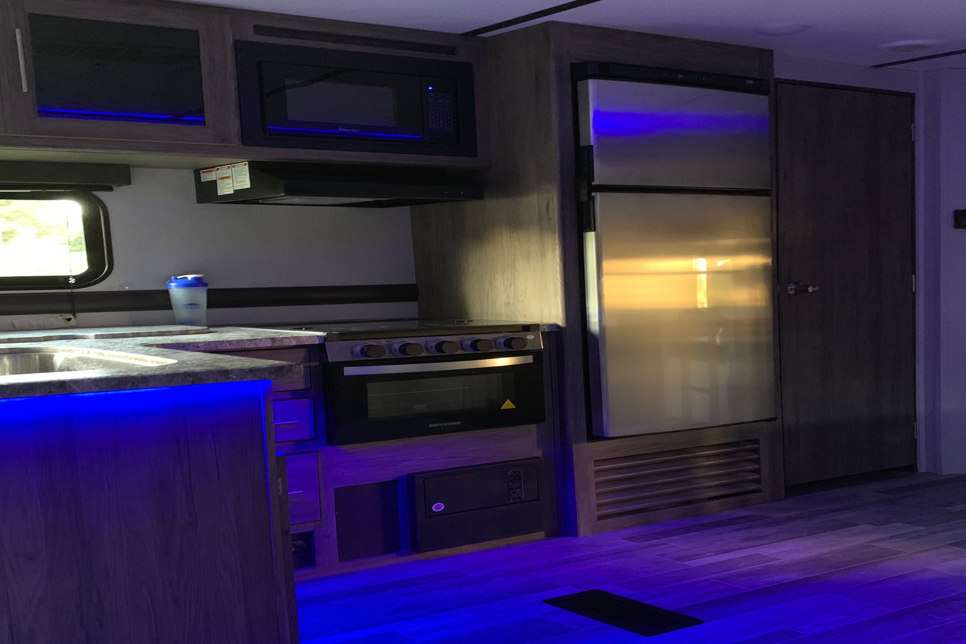 Richard's 270 zinger Lite by Crossroads  270 zinger Lite  Travel Trailer
