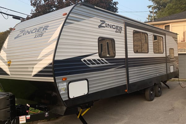 Richard's 270 zinger Lite by Crossroads 270 zinger Lite Travel Trailer