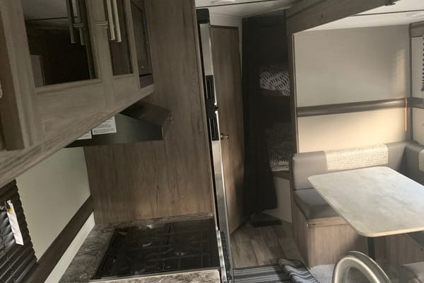 Richard's 270 zinger Lite by Crossroads 270 zinger Lite Travel Trailer