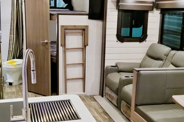Brand New 2022 Crossroads Sunset Trail Super Lite Travel Trailer