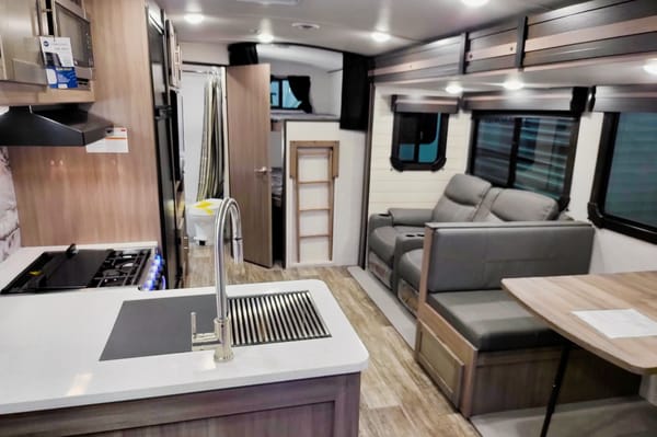 Brand New 2022 Crossroads Sunset Trail Super Lite Travel Trailer