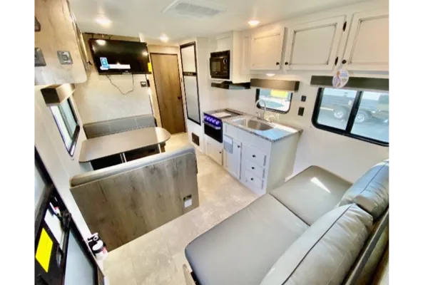 Ranger 1 - Clean and modern - separate Queen bedroom!