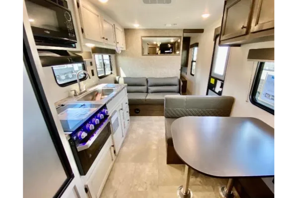 Ranger 1 - Clean and modern - separate Queen bedroom!