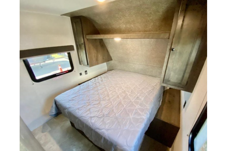 Ranger 1 - Clean and modern - separate Queen bedroom!