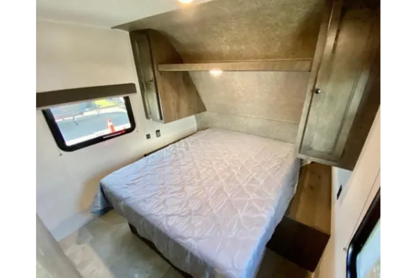 Ranger 1 - Clean and modern - separate Queen bedroom!