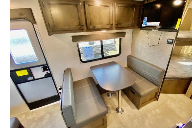 Ranger 1 - Clean and modern - separate Queen bedroom!