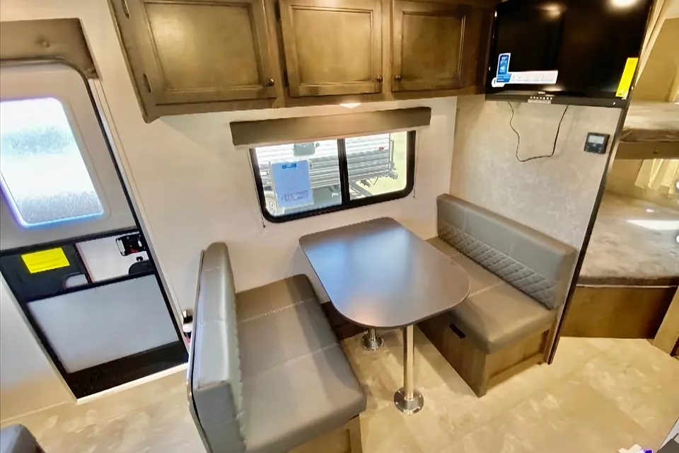 Ranger 1 - Clean and modern - separate Queen bedroom!