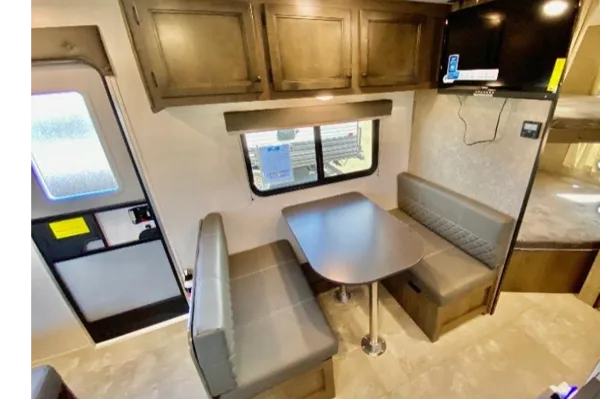 Ranger 1 - Clean and modern - separate Queen bedroom!