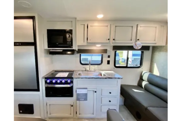 Ranger 1 - Clean and modern - separate Queen bedroom!