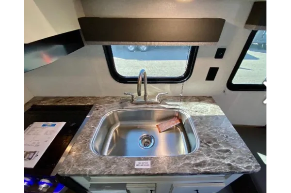 Ranger 1 - Clean and modern - separate Queen bedroom!