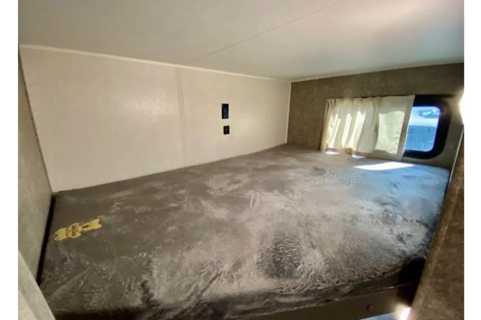 Ranger 1 - Clean and modern - separate Queen bedroom!