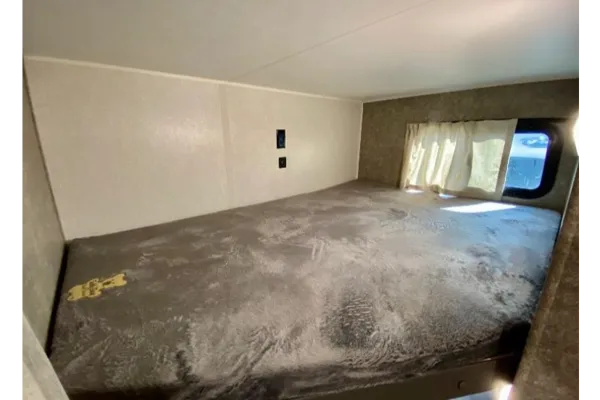 Ranger 1 - Clean and modern - separate Queen bedroom!
