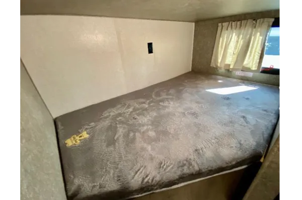 Ranger 1 - Clean and modern - separate Queen bedroom!