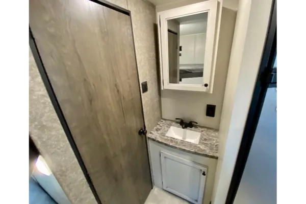 Ranger 1 - Clean and modern - separate Queen bedroom!