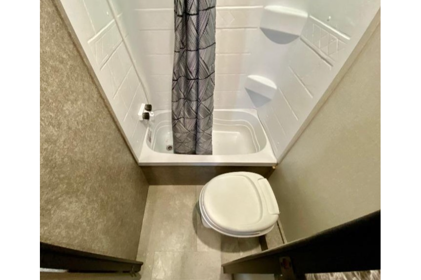 Ranger 1 - Clean and modern - separate Queen bedroom!