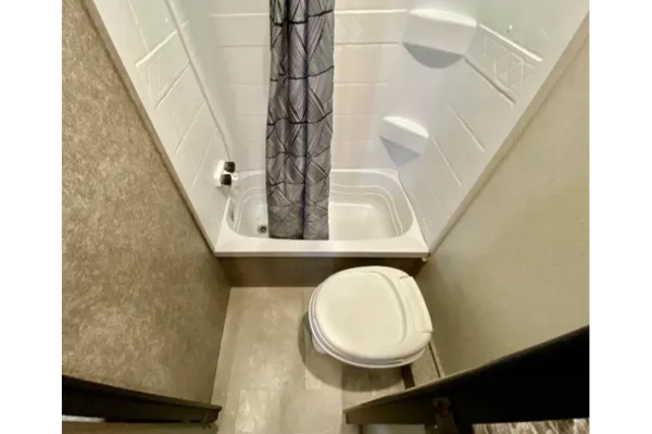 Ranger 1 - Clean and modern - separate Queen bedroom!