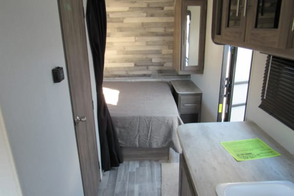 Brand new RV 18ft Crossroads 1800 RD Travel Trailer