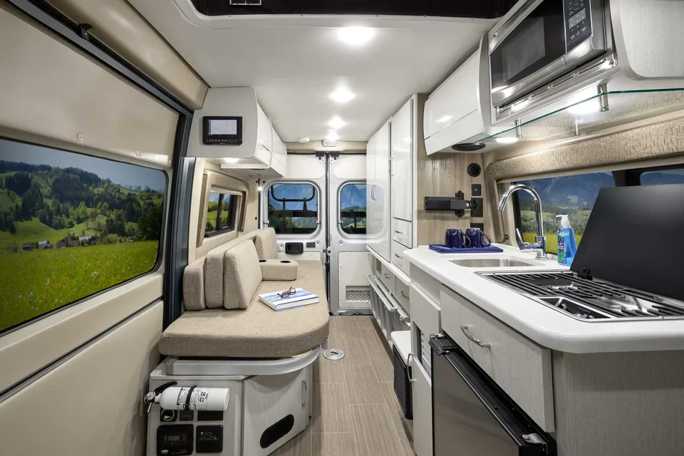 2022 Thor RIZE 18T 4 seats, 4 sleeps