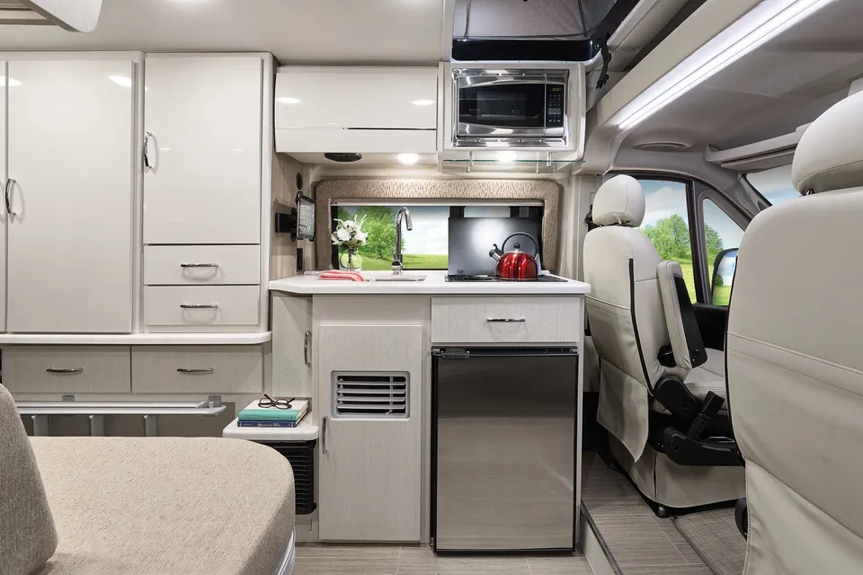 2022 Thor RIZE 18T 4 seats, 4 sleeps