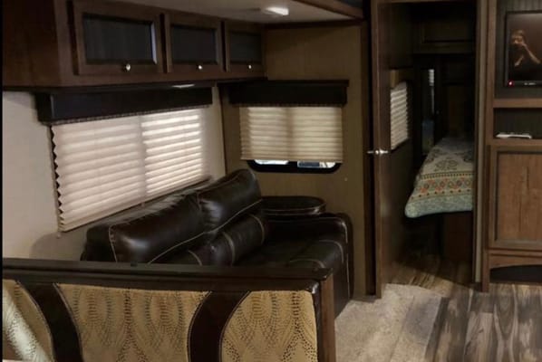 Robert's Mpg 2800 qb Travel Trailer