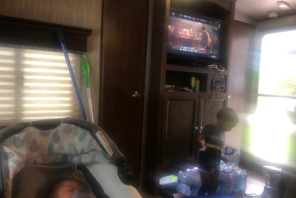 Robert's Mpg 2800 qb Travel Trailer