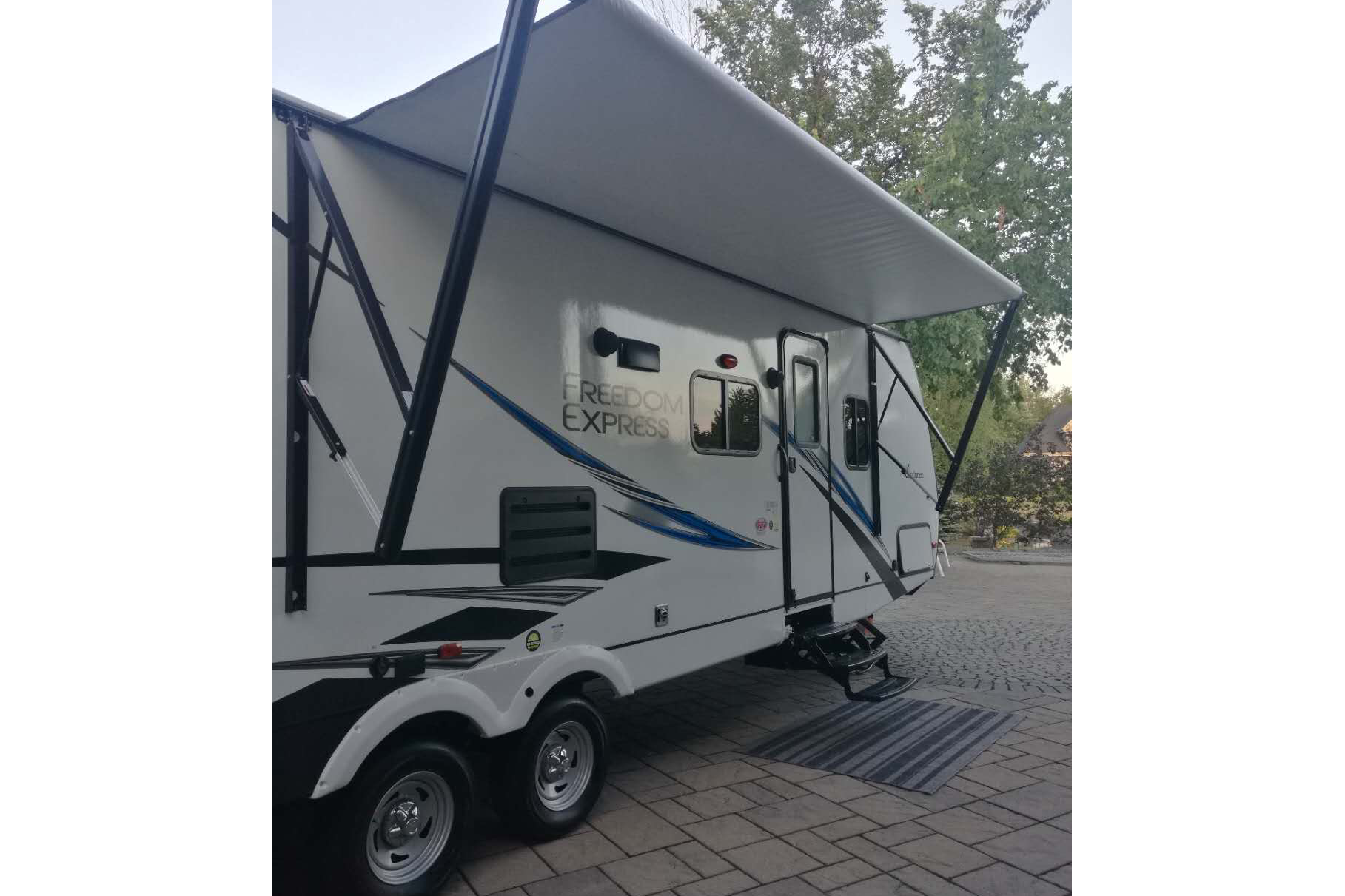Machenzi's Coachmen FREEDOM EXPRESS 29SE Travel Trailer