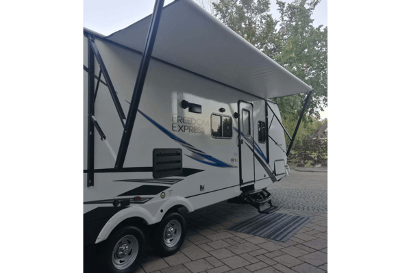 Machenzi's Coachmen FREEDOM EXPRESS 29SE Travel Trailer