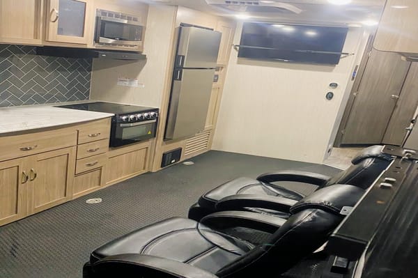 Robert's Coachmen Adrenaline Toy Hauler