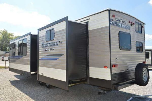 Brand New Luxary RV- Perfect for Kids!