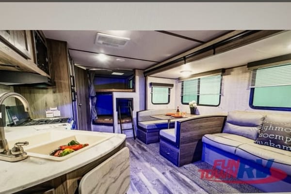 Michael N’ Adriane’s 2021 Gulf Stream 28BBS Kingsport Ranch Travel Trailer Only 3 years New!