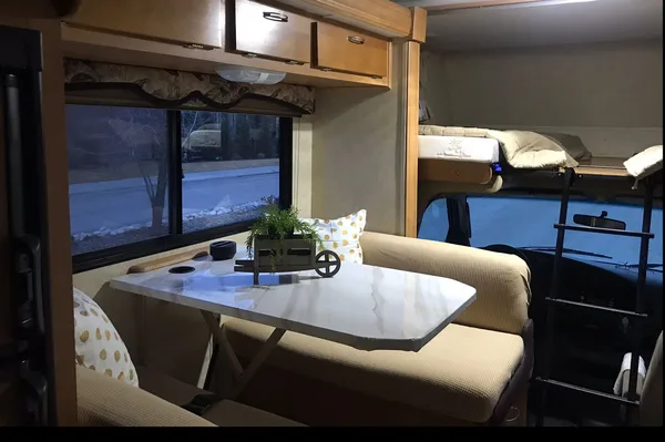 Class C Motorhome with One Slide Out - Sleeps up to 4