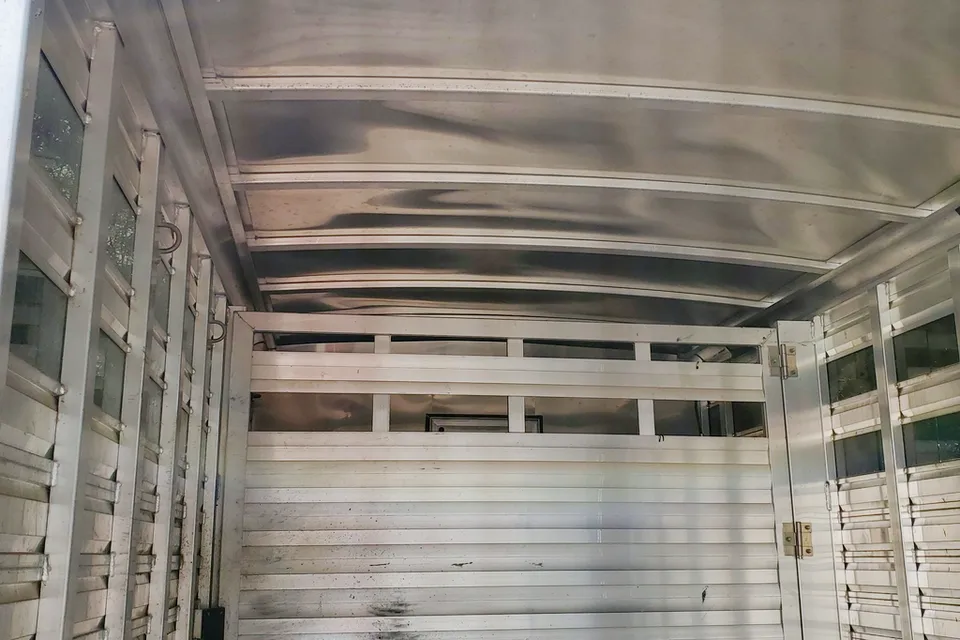 Molly's Exiss Living quarters stock trailer Fifth Wheel