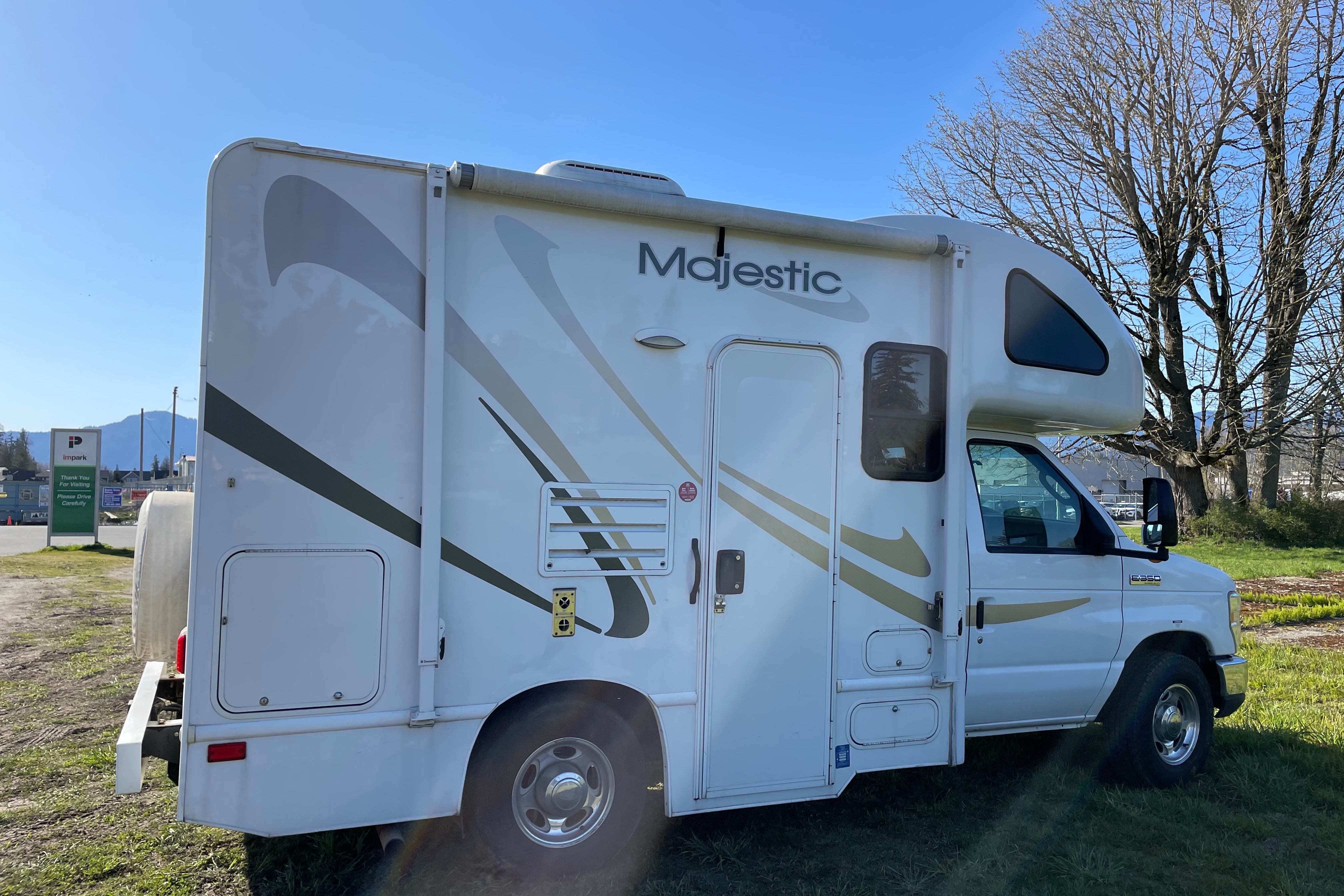 Majestic 19 ft Class C Parks Anywhere