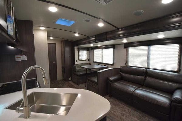 2020 Sunset Trail SS289QB Brand new! Sleeps 10!