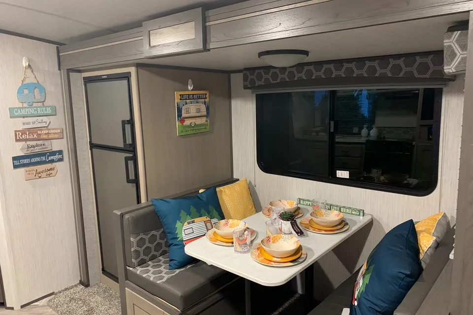 Banwait’s Shadow Cruiser 259BHS Travel Trailer