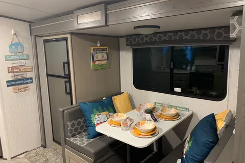 Banwait’s Shadow Cruiser  259BHS  Travel Trailer