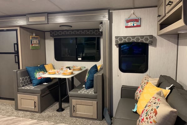 Banwait’s Shadow Cruiser 259BHS Travel Trailer