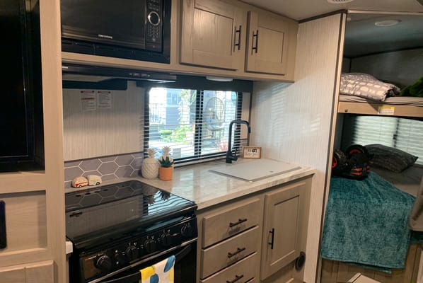 Banwait’s Shadow Cruiser 259BHS Travel Trailer