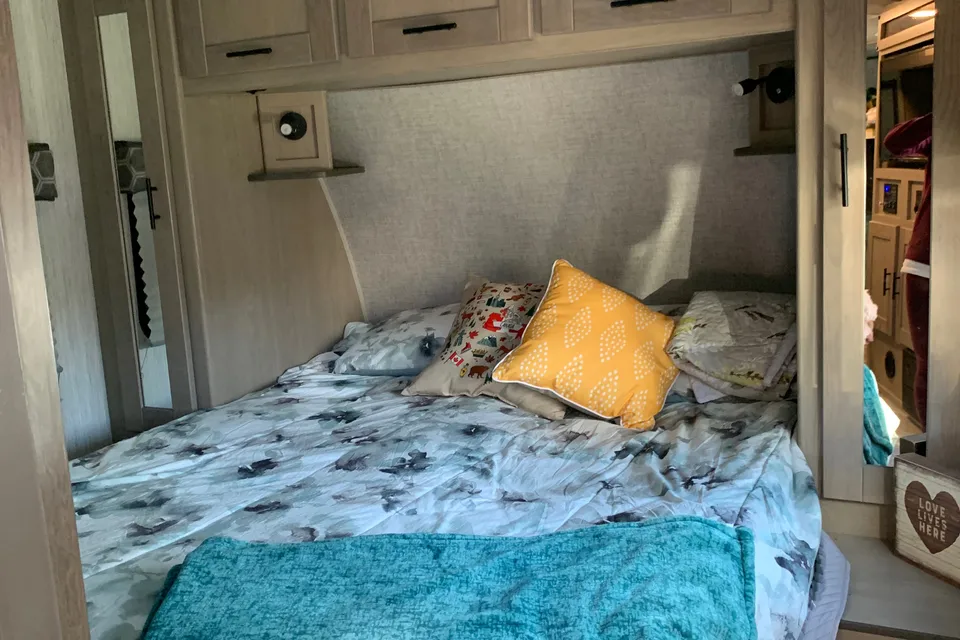 Banwait’s Shadow Cruiser 259BHS Travel Trailer