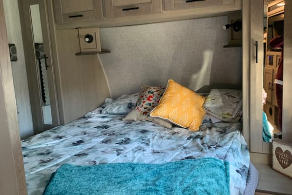 Banwait’s Shadow Cruiser 259BHS Travel Trailer
