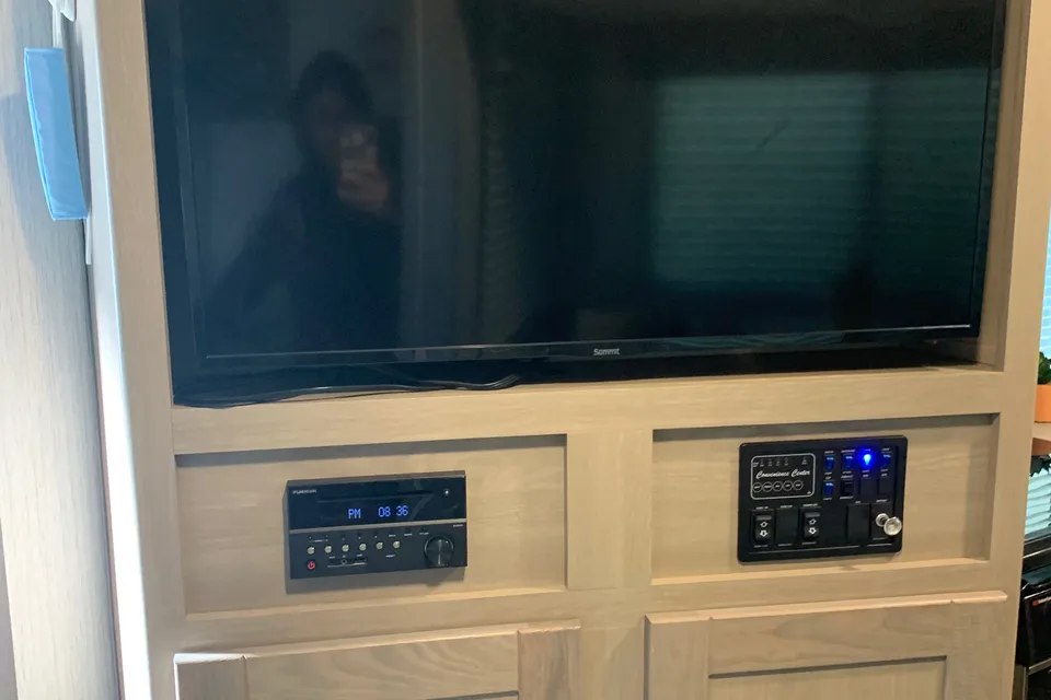 Banwait’s Shadow Cruiser 259BHS Travel Trailer