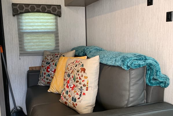 Banwait’s Shadow Cruiser 259BHS Travel Trailer