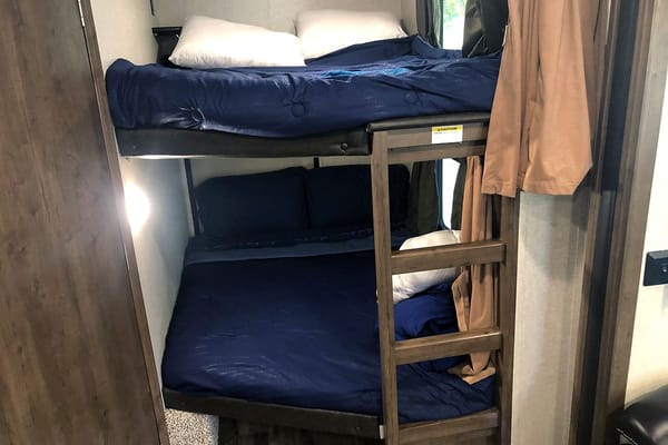 Incredible RV2 Glamping BBQ/Jacuzzi