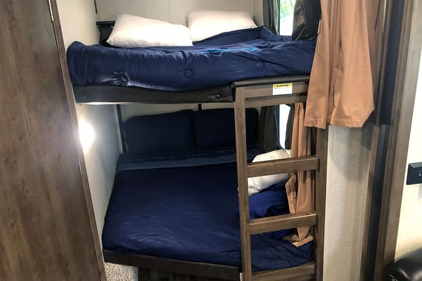 Incredible RV2 Glamping BBQ/Jacuzzi