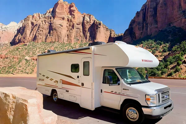 Maggie- 2019 Winnebago Outlook 25j