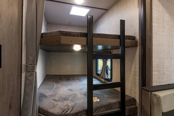 Pearson Family Trailer - Gulf Stream Ultra lite 29BHS