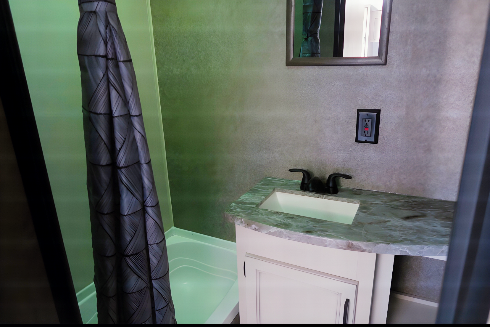 Pet friendly Bunkie with Queen
