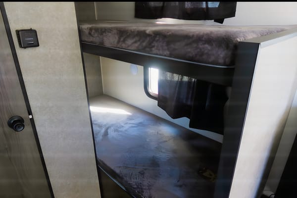 Pet friendly Bunkie with Queen