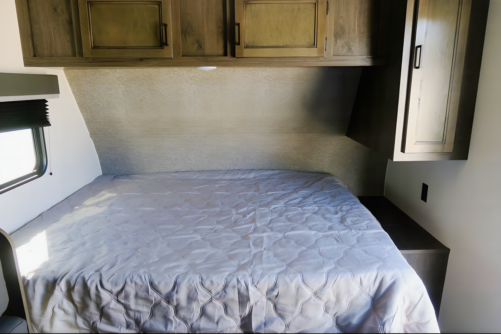Pet friendly Bunkie with Queen