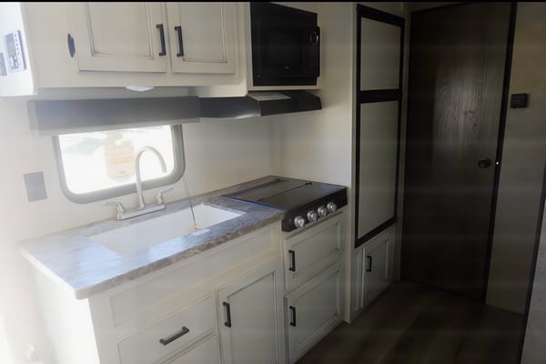 Pet friendly Bunkie with Queen